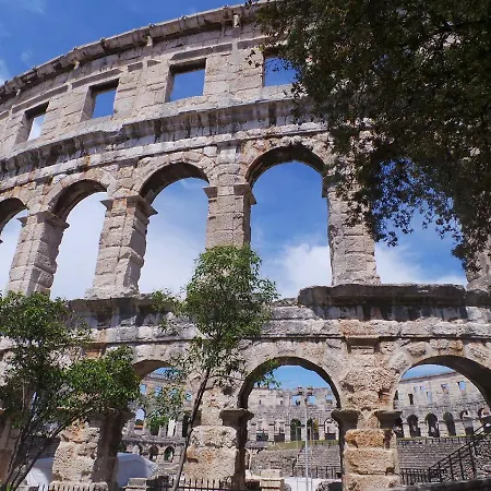 House And Apt. In Pula/istrien 27345 Apartment *