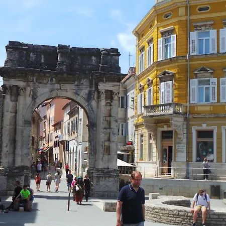 House And Apt. In Pula/istrien 27345 Apartment *